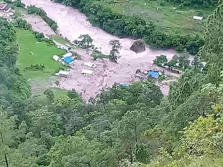 दोलखाको टुनिटार पहिरोमा परि एकजनाको मृत्यु, ६ घर पुरिए