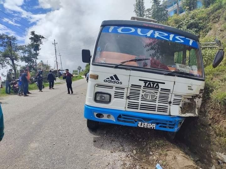 काठमाण्डौंबाट सिँगटी आउँदै गरेको बस दुघर्टना, ४ जना घाईते