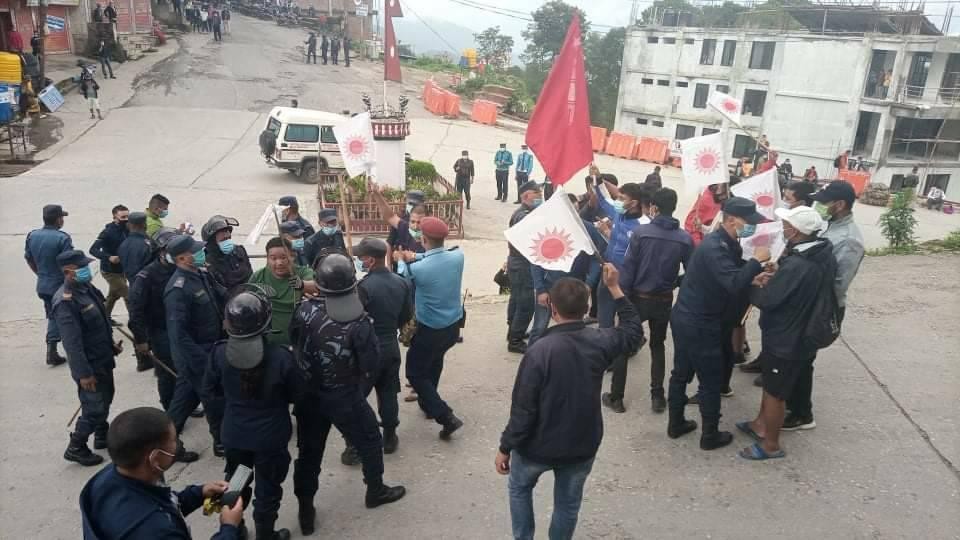 अध्यादेशको विरोधमा अनेरास्ववियु दोलखाको विरोध प्रदर्शन (फोटो फिचर)