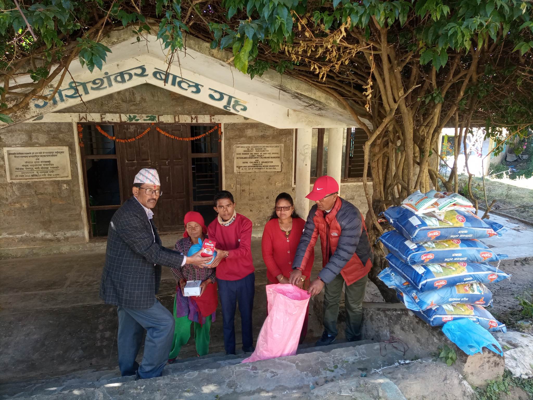 एमाले दोलखाका अध्यक्ष श्रेष्ठद्वारा गौरीशङ्कर बाल गृहलाई खाद्यन्न सहयोग