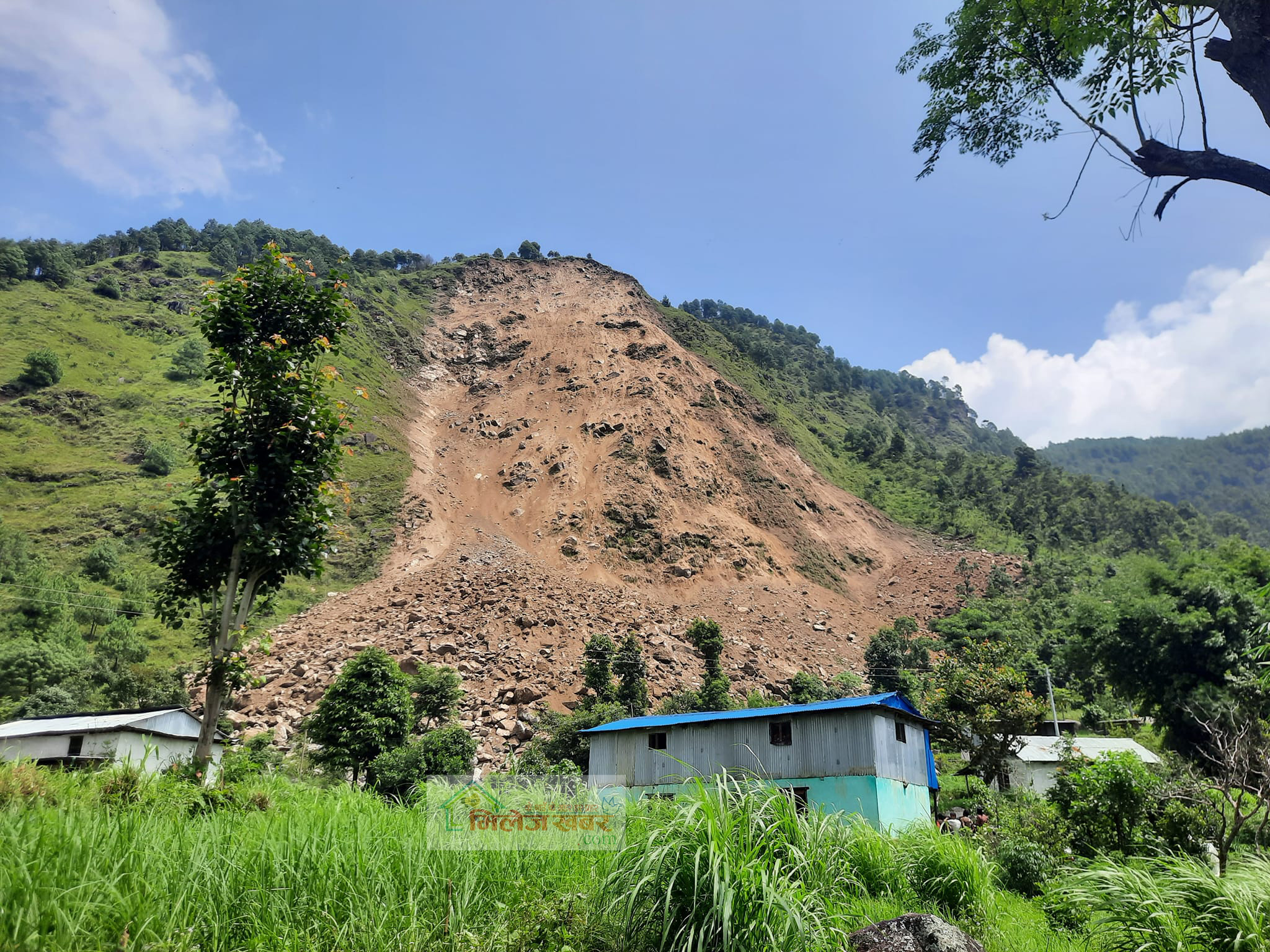 भिरकोटको साततले भिरबाट सुख्खा पहिरो खस्दा ११ घरपरिवार विस्थापित