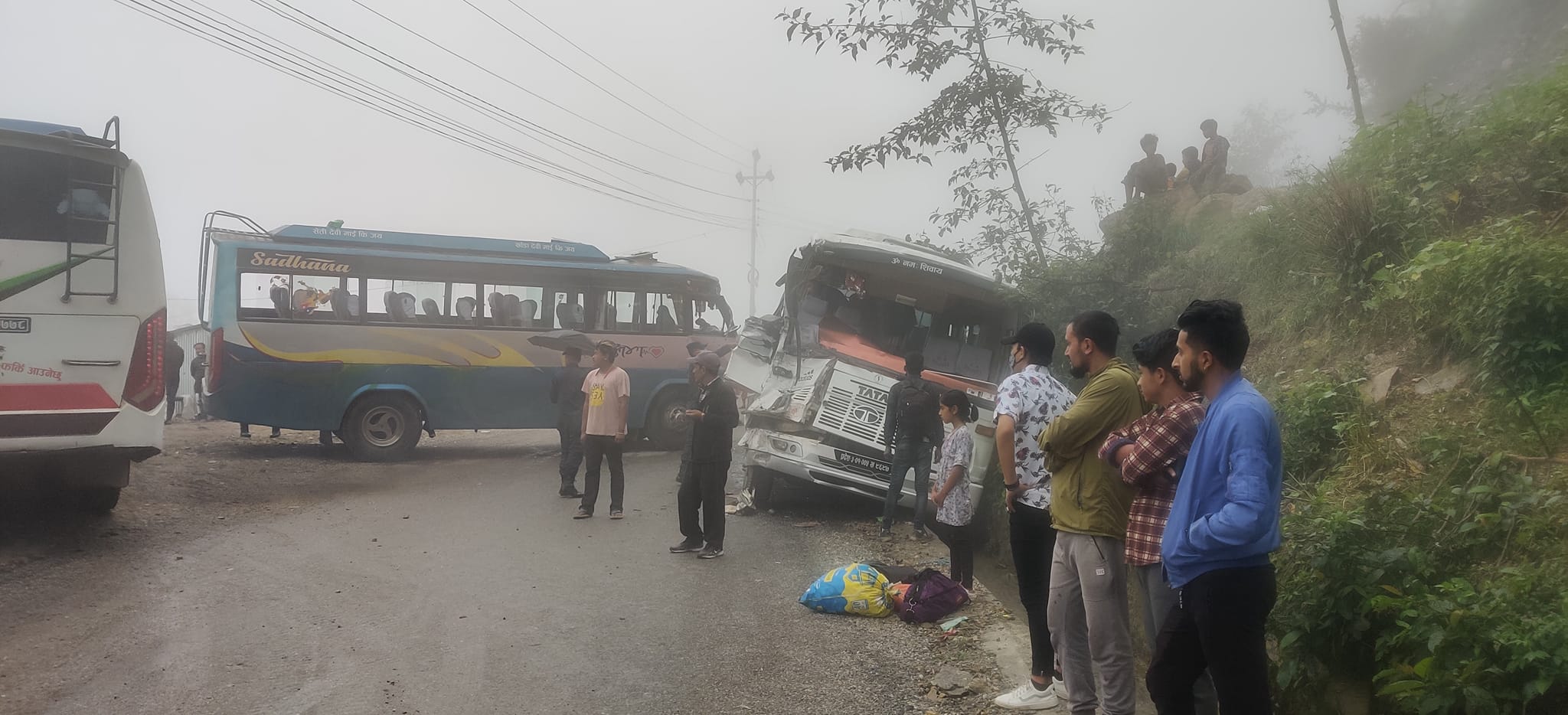 दोलखाको बोचमा दुईवटा बस ठोक्किँदा २२ जना घाईते (नामावलीसहित)