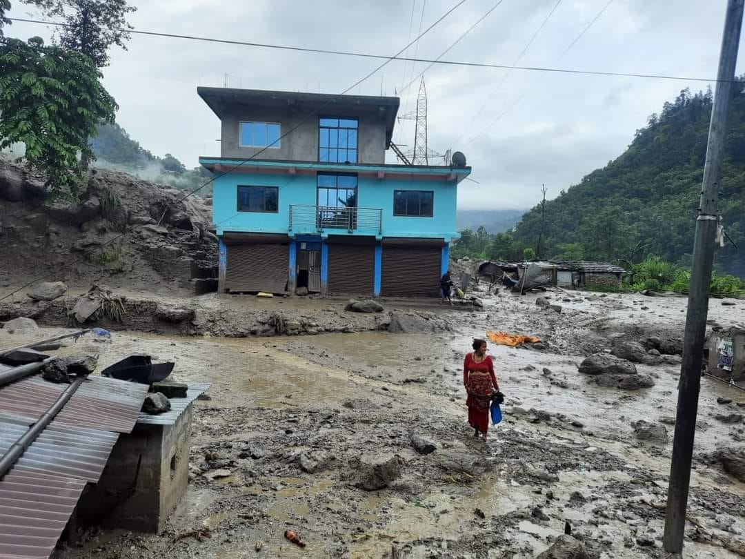 मालुखोला बाढीः अबरुद्ध राजमार्ग खुल्यो, प्रमुख जिल्ला अधिकारीको टोली घटनास्थलतर्फ जाँदै 